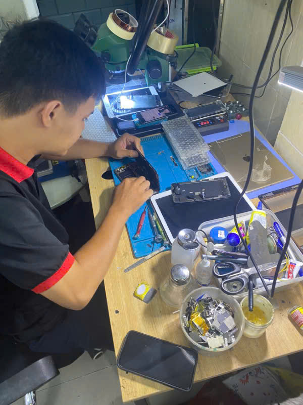 quy trình thay pin iPhone 12 chuyên nghiệp tại Sửa Chữa Giá Tốt TPHCM