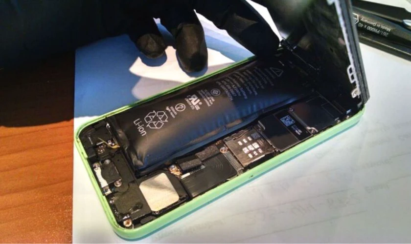 Dấu hiệu pin iPhone 13 cần thay: Battery Health thấp và pin phồng