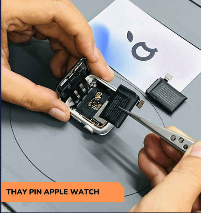 Kỹ thuật viên chuyên nghiệp thay pin Apple Watch tại Sửa Chữa Giá Tốt