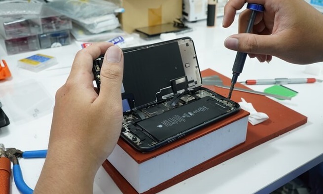 quy trình thay pin iPhone X chuyên nghiệp tại Sửa Chữa Giá Tốt