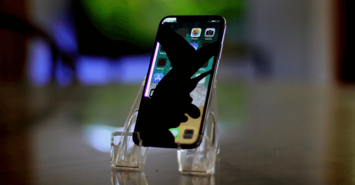 Màn hình iPhone 13 bị vỡ kính Ceramic Shield và chảy mực sau va đập