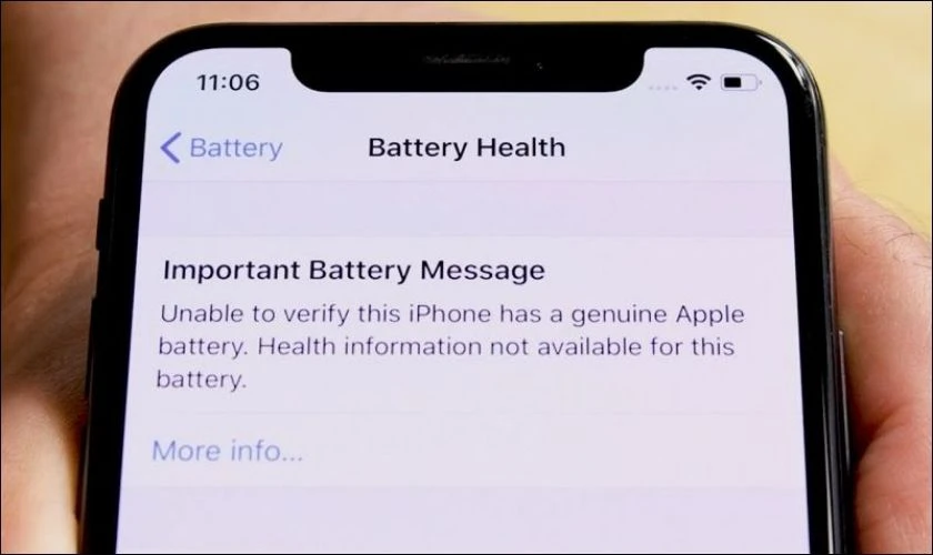 Màn hình iPhone hiển thị cảnh báo tình trạng pin cần thay