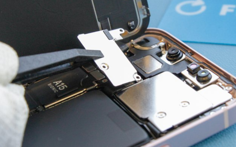 Quy trình 5 bước thay màn hình iPhone 13 chuyên nghiệp