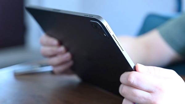 Kỹ thuật viên Sửa Chữa Giá Tốt kiểm tra iPad không lên nguồn