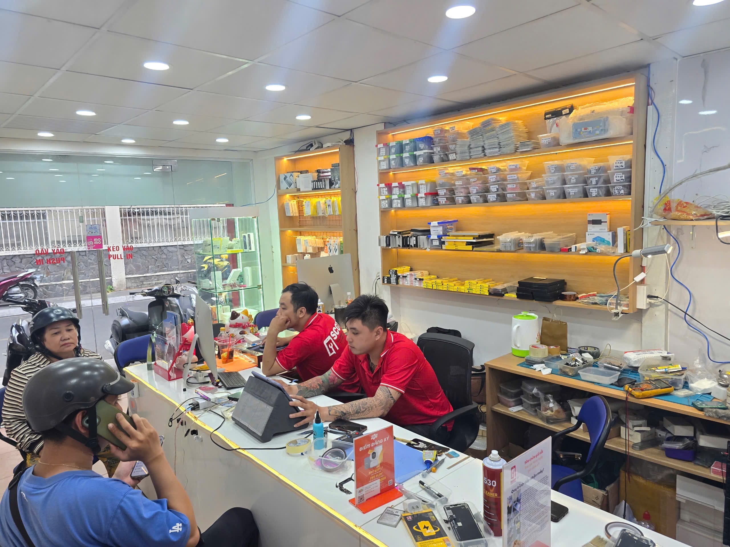 Kỹ thuật viên thay kính lưng iPhone tại Sửa Chữa Giá Tốt Quận 1 TP.HCM
