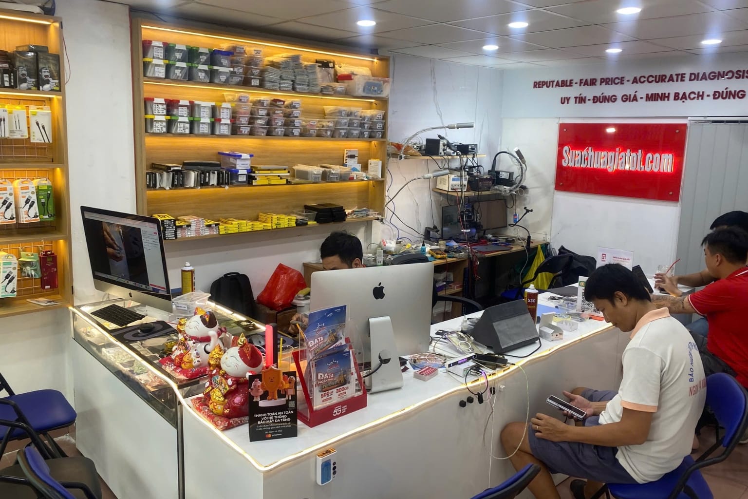 Kỹ thuật viên thay đuôi sạc iPhone tại Quận 1 - Sửa Chữa Giá Tốt