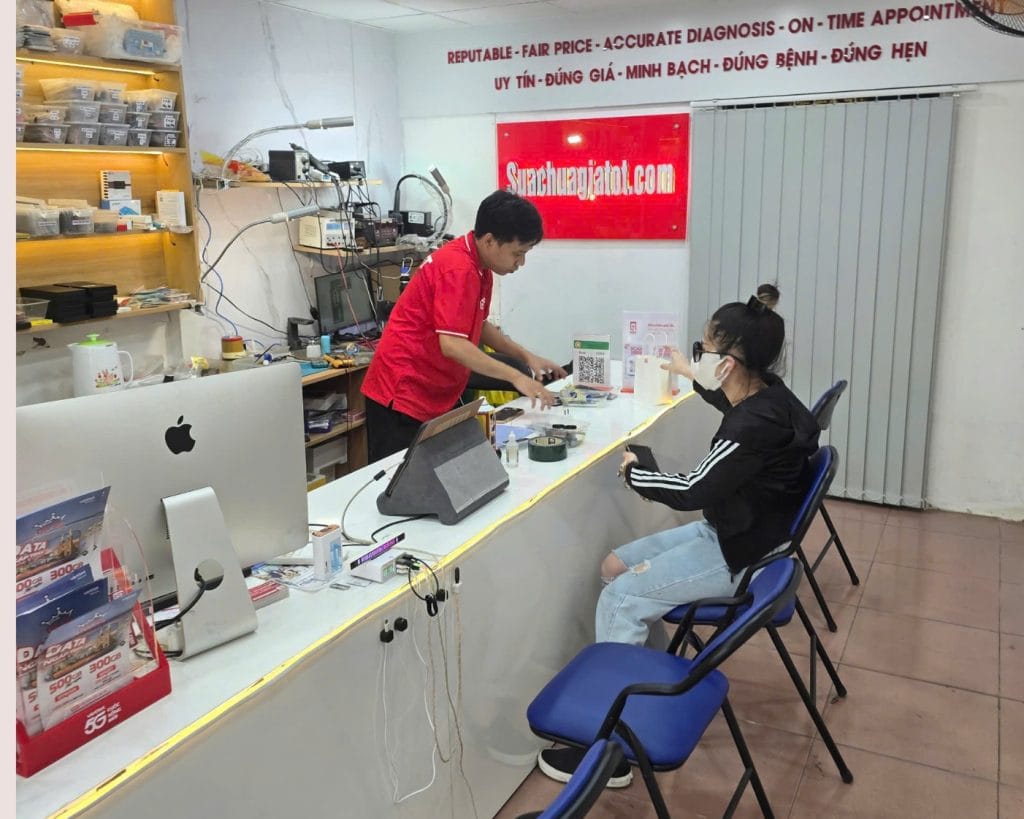 kỹ thuật viên tư vấn thay pin iphone tại nhà quận 1