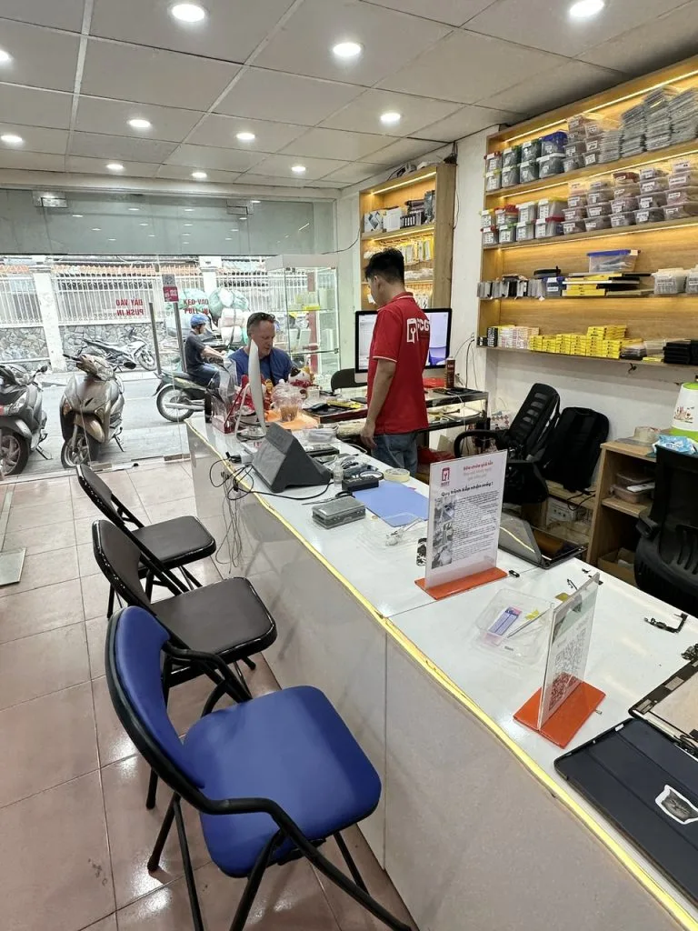 Kho linh kiện chính hãng tại cửa hàng Sửa Chữa Giá Tốt 198 Đề Thám Quận 1