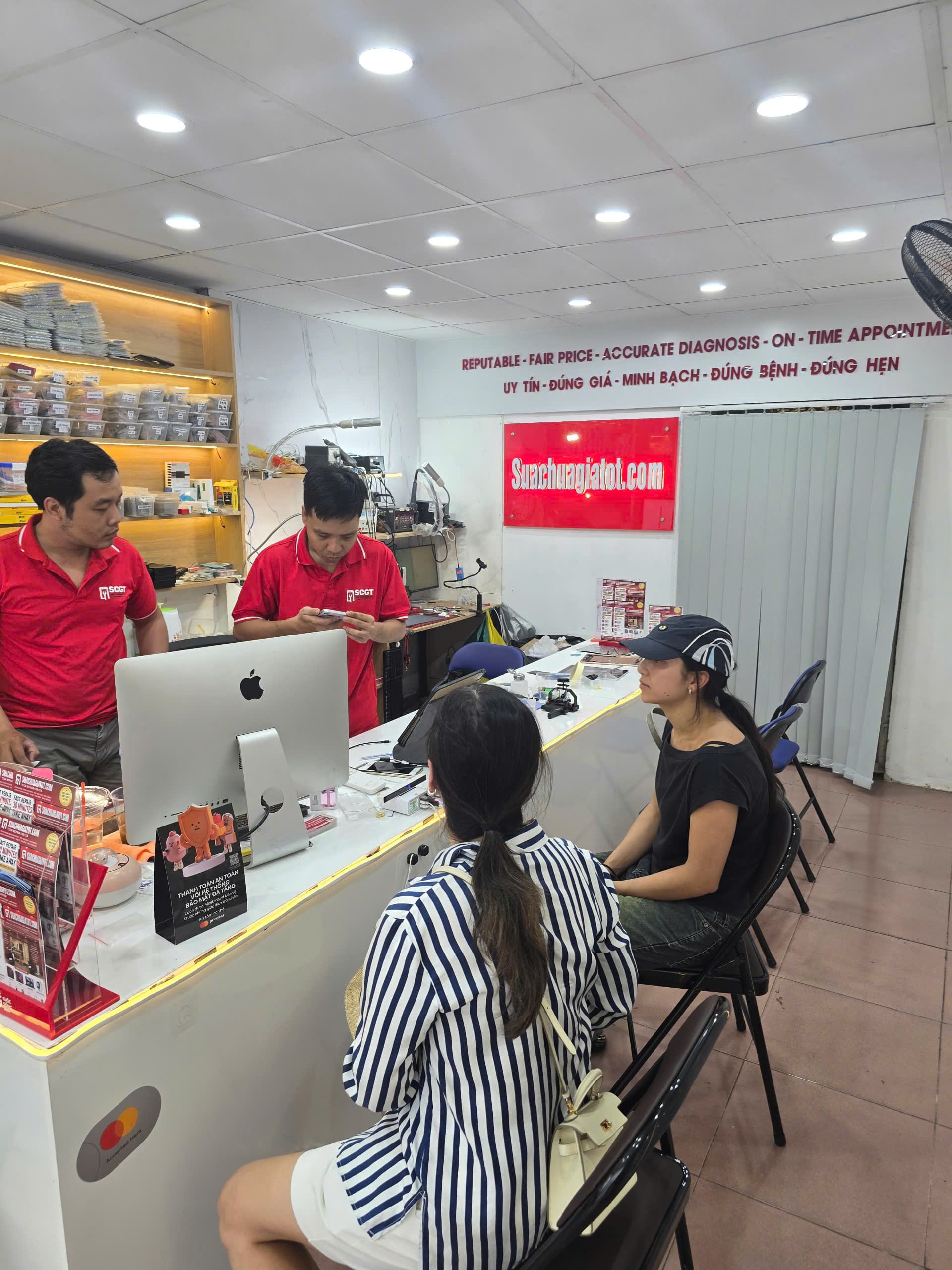 Cửa hàng thay pin iPhone HCM đông khách tại SCGT 198 Đề Thám Quận 1