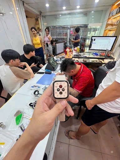 Ép kính Apple Watch bằng máy chân không chuyên dụng tại SCGT Quận 1