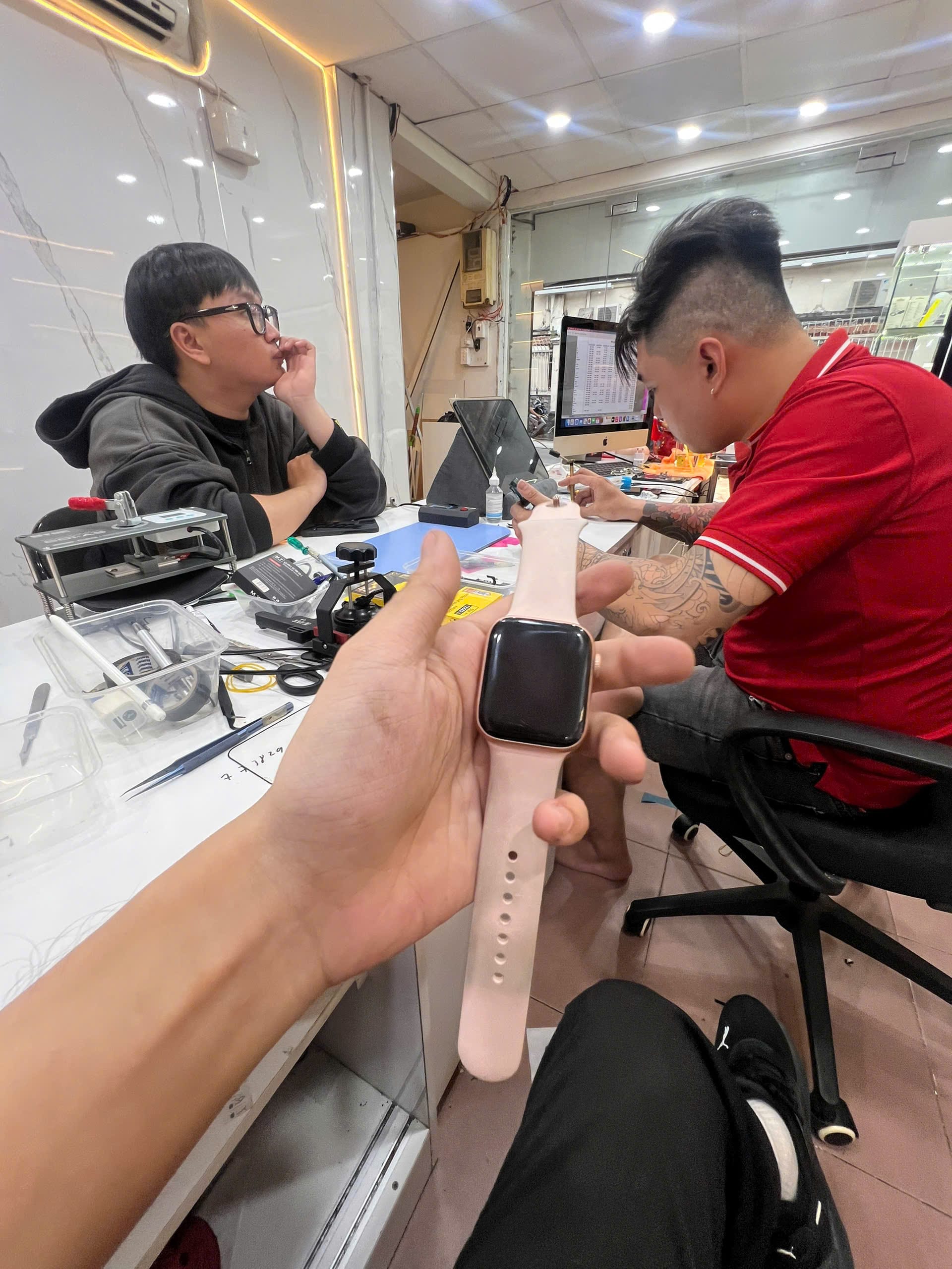 Thay pin Apple Watch cho khách hàng tại Sửa Chữa Giá Tốt Quận 1